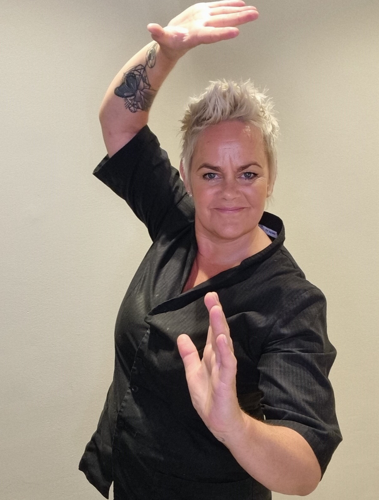 Synnøve Åsheim i en tai chi-stilling